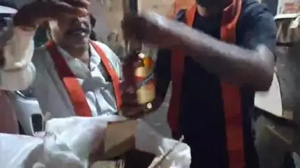 दमोह: भगवती मानव कल्याण संगठन की सूचना पर पुलिस ने रामकुमार स्कूल के पास से बाइक सवार के कब्जे से जब्त की 1 पेटी अंग्रेजी शराब