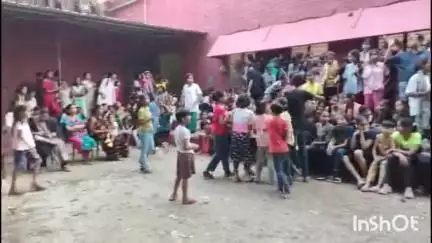 मुशहरी: पर्यावरण विद् सुरेश गुप्ता ने लीची पत्तों के मुकुट से किलकारी भवन के कलाकारों को किया सम्मानित
