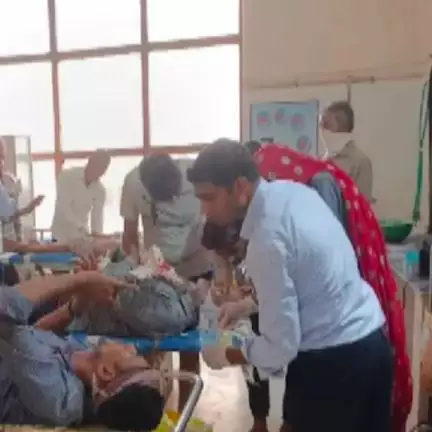 राजगढ़: नयागांव प्रतापपुर में नाटक का बस में बाइक फिसलकर खंभे से टकराई, बाइक सवार घायल
