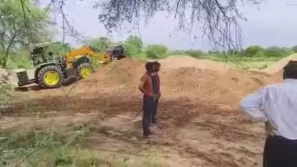 भिंड नगर: ककाहरा गांव में कलेक्टर ने शुरू की अवैध रेत के भंडारण को उठवाने की कार्रवाई, पंचायत के कार्यों में आएगा काम