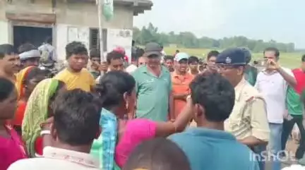 তালড্যাংরা: তালডাংরার পাঁচমুড়া রাস্তায় ত্রাণ শিবিরেই এবার ত্রাণ না মেলার অভিযোগে পথ অবরোধ বাসিন্দাদের