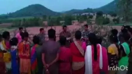 మణుగూరు: అశ్వాపురం మండల పరిధిలోని తుమ్మలచెరువు  గుత్తి కోయ గ్రామాలను సందర్శించిన సీఐ అశోక్