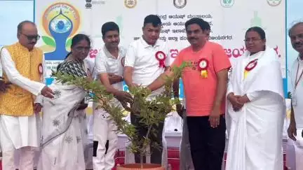 ಹೊಸಪೇಟೆ: ಸದೃಢ ದೇಹ, ಮಾನಸಿಕತೆಗೆ ನಿತ್ಯ ಯೋಗ ಸಹಕಾರಿ,ನಗರದಲ್ಲಿ ಜಿಲ್ಲಾಧಿಕಾರಿ;ದಿವಾಕರ್