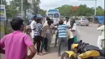 போச்சம்பள்ளி: மத்தூர் காவல் நிலையம் முன்பு சரமாரியாக தாக்கிக்கொண்ட இரு குடும்பத்தினர்