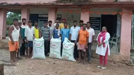 भंडरा: भैसमुंदो में कृषि उन्नति योजना के तहत 45 किसानों को मूंगफली बीज वितरित, खेती की आधुनिक विधियों पर जानकारी दी गई