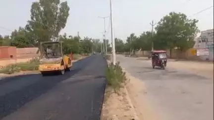 हनुमानगढ़: जिला मुख्यालय पर जंक्शन के तिलक सर्किल से करनी चोक तक की सड़क का डामरीकरण कार्य शुरू, आमजन को मिलेगी राहत