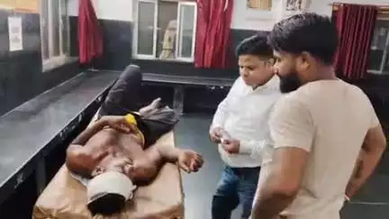 इटावा: नई मंडी में शराब पीने को लेकर झगड़े में पिता-पुत्रों ने पल्लेदार का डंडा मारकर फोड़ा सिर, पुलिस ने कराया मेडिकल