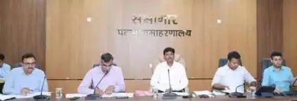 जिला निर्वाचन पदाधिकारी-सह-जिलाधिकारी, पटना द्वारा निर्वाचक सूची के सतत अद्यतीकरण के तहत प्राप्त आवेदनों के निष्पादन में प्रगति सहित आसन्न बिहार विधानसभा निर्वाचन की तैयारियों की समीक्षा की गई।