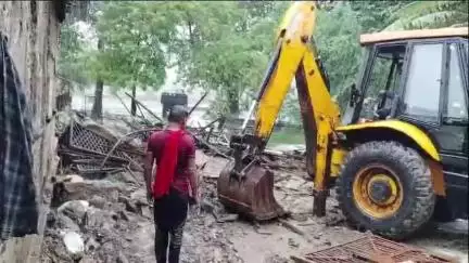 लाडपुरा: उद्योग नगर थाना पुलिस ने कंसुआ शिव मंदिर की भूमि से अवैध कब्जा हटाया, चाबी सौंपी पुरातत्व विभाग को