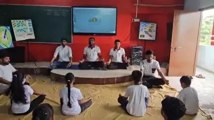 મહેમદાવાદ: જ્ઞાનજ્યોત સ્કુલ ખાતે એક વિશ્વ એક સ્વાસ્થ ના થીમ પર આંતરરાષ્ટ્રીય યોગ દિવસની વિશિષ્ટ રીતે ઉજવણી કરવામાં આવી હતી
