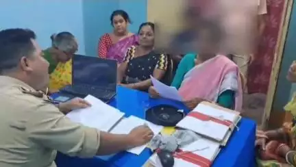 মোহনপুর: নাবালিকাকে ধর্ষণের চেষ্টার অভিযুক্তকে গ্রেফতারের দাবিতে বামুটিয়া পুলিশ ফাঁড়িতে ডেপুটেশন দিল নারী সমিতি