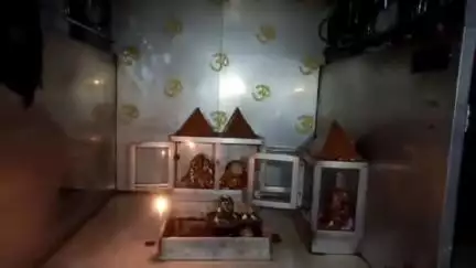 निरसा/चिरकुंडा: निरसा के विद्यासागर कॉलोनी स्थित शिव मंदिर में चोरों ने चोरी की घटना को अंजाम दिया