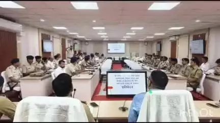 छपरा: श्री अमित कुमार जैन, अपर पुलिस महानिदेशक, बिहार पटना ने छपरा समाहरणालय में बैठक में भाग लिया