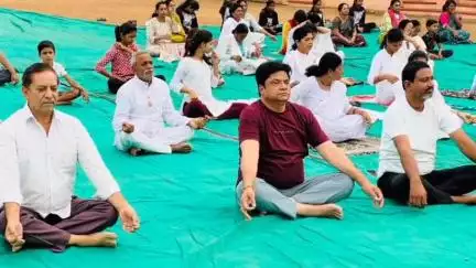 तिरोडा: शहीद मिश्रा शाळा तिरोडाच्या प्रांगणात आंतरराष्ट्रीय योग दिन साजरा आमदार विजय रहांगडाले यांची उपस्थिती