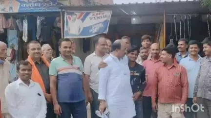 सरई: ग्राम गजरा बहरा के मुख्य बाजार में विधायक राजेंद्र मेश्राम ने लोगों की सुनीं समस्याएँ
