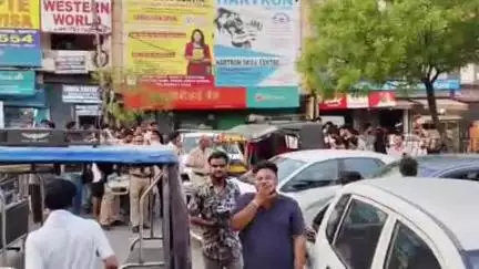रोहतक: दिल्ली रोड पर महिला ने पावर हाउस चौक पर डिवाइडर पर चढ़ाई गाड़ी, थ्री व्हीलर से हुई टक्कर