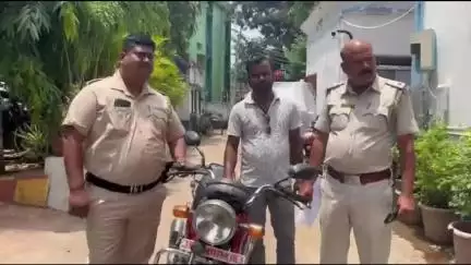 সিউড়ি ১: সিউড়ি সদর হাসপাতাল থেকে চুরি যাওয়া মোটরবাই ক উদ্ধার করে মালিকের হাতে তুলে পুলিশ
