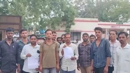 महरौनी: सैदपुर कृषि प्रक्षेत्र के श्रमिकों ने ड्रग फार्म निर्माण में रोजगार की मांग को लेकर दिया ज्ञापन
