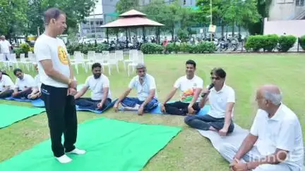 उज्जैन ग्रामीण: माधव क्लब में खाद्य सुरक्षा प्रशासन द्वारा अंतर्राष्ट्रीय योग दिवस पर योग शिविर का आयोजन