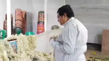 তমলুক: পিপুলবেড়িয়া-১অঞ্চলের প্রধান নিশিকান্ত মেটিয়ার মায়ের পারলৌকিক ক্রিয়া অনুষ্ঠানে আজ উপস্থিত বিধায়ক