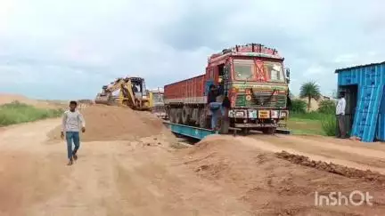 మానకొండూరు: ఊటూర్ మానేరు వాగు నుంచి అక్రమంగా ఇసుక తరలిస్తున్న మూడు లారీలను పట్టుకున్న పోలీసులు