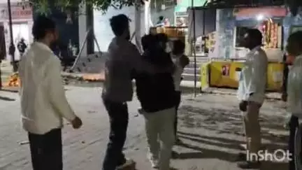 जानसठ: मीरापुर कस्बे में शराब की दुकान के बाहर कई शराबियों के बीच मारपीट और उत्पात, वीडियो सोशल मीडिया पर हुआ वायरल