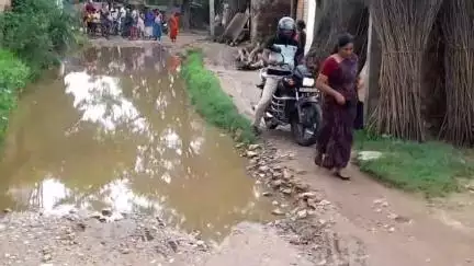 फुल्लीडूमर: जर्जर गनोरा ग्रामीण पथ बारिश में हुआ कीचड़मय, ग्रामीणों ने किया प्रदर्शन#jansamasya