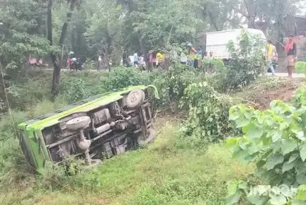 बछवारा: गोविंदपुर-3 पंचायत के सुरो गांव के पास सिटी राइड बस पलटी, एक दर्जन यात्री घायल