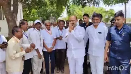 మానకొండూరు: మల్లెపూలు పెట్టుకునే మహిళలను కించపర్చడం వెనుక పెద్ద కుట్ర అన్యమతంలోకి మార్చడమే వారి లక్ష్యం : కేంద్ర మంత్రి బండి సంజయ్