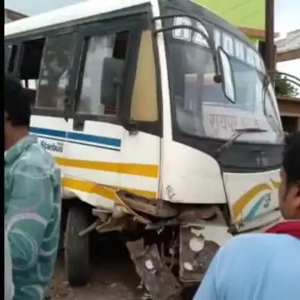 पलारी: खोरसी में राजधानी बस और कार के बीच आमने-सामने टक्कर, कार चालक बाल-बाल बचे, कार सवार हुए घायल