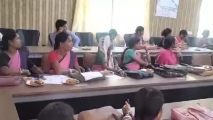 चंदनकियारी: जिला निर्वाचन पदाधिकारी के निर्देश पर प्रखंड कार्यालय में मतदान केंद्रों के विषयो पर प्रशिक्षण, BDO और CO शामिल