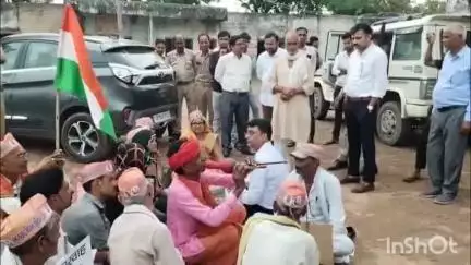 कुलपहाड़: बुंदेलखंड किसान यूनियन ने पनवाड़ी पावर हाउस के बाहर बीन बजाकर किया अनोखा प्रदर्शन, संबंधित को दी चेतावनी