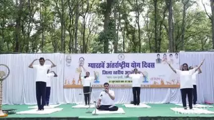 नारायणपुर: बायोडायवर्सिटी पार्क में 'एक पृथ्वी, एक स्वास्थ्य' थीम पर मनाया गया 11वां अंतर्राष्ट्रीय योग दिवस