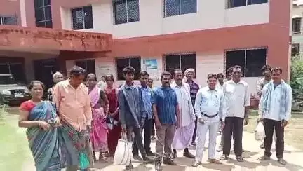 गुमला: कृषि विभाग में नहीं मिल रहा धान बैरंग लौट रहे किसान, 15 दिनों से लगा रहे विभाग का चक्कर#jansamasya