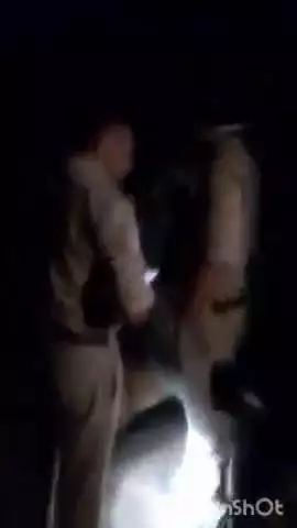 लखीमपुर: पिपरा मरौडा नंबर 3 गांव में पति का वारंट लेकर पहुंची पुलिस ने महिलाओं के साथ की मारपीट, घटना कैमरे में हुई कैद