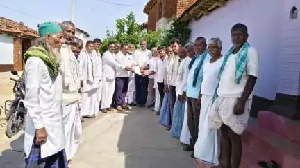 పెద్ద కొడప్​గల్​: కాటేపల్లిలో సీఎం ఆర్ ఎఫ్ చెక్కులు పంపిణీ