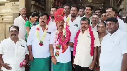 பழனி: முருக பக்தர்கள் மாநாடு வெற்றி பெற வேண்டி பழனியில் இருந்து  பா.ஜ.கவினர் வேல் பூஜை‌