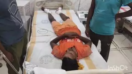 मधेपुरा: सदर टाउन के पुरानी बाजार में ग्रेंडर मशीन से लकड़ी काटने के दौरान मजदूर सुमित कुमार हुए जख्मी
