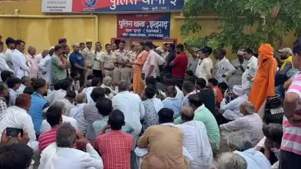 इंद्रगढ़: इंद्रगढ़ में सर्व हिंदू समाज की बैठक आयोजित, थाने पर प्रदर्शन कर पुलिस उपाधीक्षक को सौंपा ज्ञापन