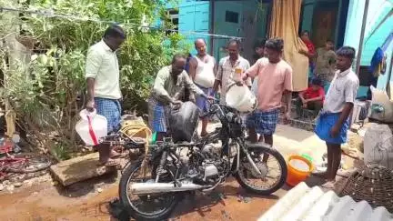 நத்தம்: சிறுகுடியில் வீட்டின் முன் நிறுத்தி வைக்கப்பட்டிருந்த பைக் மர்மமான முறையில் தீப்பிடித்து ஏரிந்ததால் பரபரப்பு