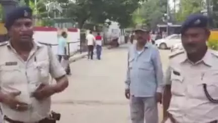 मुशहरी: कोर्ट कैम्पस के शौचालय कर्मी को पुलिस ने शराब के साथ गिरफ्तार किया