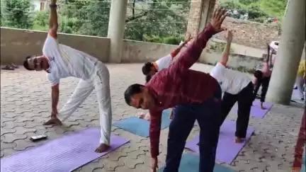 गरुड़: बैजनाथ मंदिर गरूड़ में योग की अलख, योग दिवस पर गरुड़ में ऐतिहासिक शिविर, अधिकारी और जनप्रतिनिधि हुए शामिल