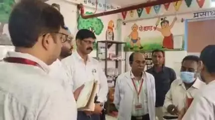 चकिया: अपर स्वास्थ्य निदेशक वाराणसी ने जिला संयुक्त चिकित्सालय चकिया का किया औचक निरीक्षण