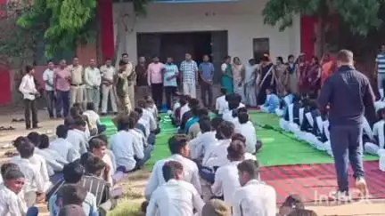 कुरूद: ग्राम बुडेनी और हसदा में चौकी करेलीबड़ी प्रभारी ने स्कूली बच्चों को नशा से दूर रहने की दिलाई शपथ