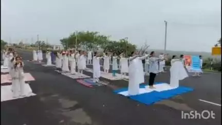 ताल: अंतर्राष्ट्रीय योग दिवस पर सुजापुर पहाड़ी में 'एक पृथ्वी, एक स्वास्थ्य' थीम पर हुआ योग प्राणायाम