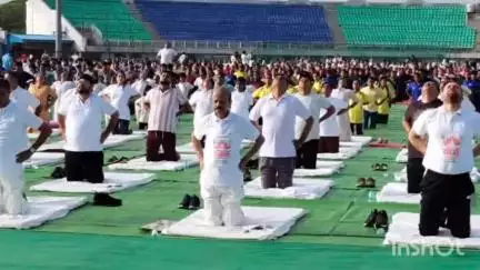राजनांदगांव: अंतर्राष्ट्रीय योग दिवस पर राजनांदगांव के दिग्विजय स्टेडियम में जिला स्तरीय योग कार्यक्रम का आयोजन किया गया
