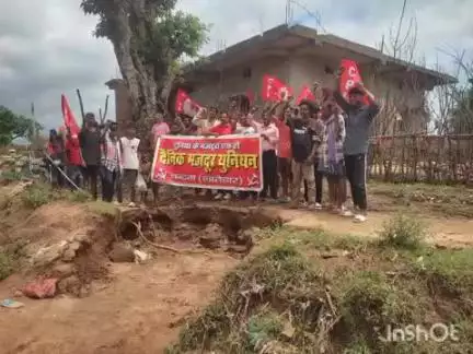 चांदवा: झारखंड दैनिक मजदूर यूनियन के अध्यक्ष समेत कई लोगों ने चीरो गांव का दौरा किया