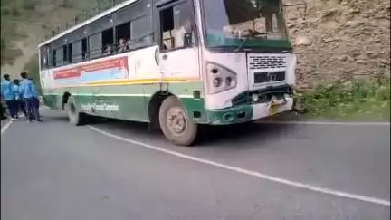 धरवाला: साहो कीड़ी लग्गा रूट पर चलने वाली बस के पांच दिनों से ख़राब होने पर गुस्साए स्टूडेंट्स ने किया अधिकारी का घेराव