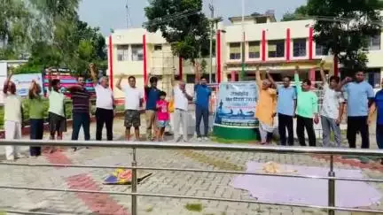 अंतरराष्ट्रीय योग दिवस (21 जून 2025) के अवसर पर प्रखण्ड ठाकुरगंज के परिसर में पदाधिकारियों के द्वारा किया गया योगाभ्यास