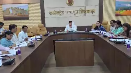 छिंदवाड़ा नगर: राजस्व कार्यों में तेज़ी लाने के लिए छिंदवाड़ा कलेक्टर ने राजस्व अधिकारियों के साथ मासिक समीक्षा बैठक की
